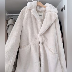 Brand new faux fur coat without label (Pull and Bear) cream color
